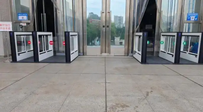 政府庁舎の改札口