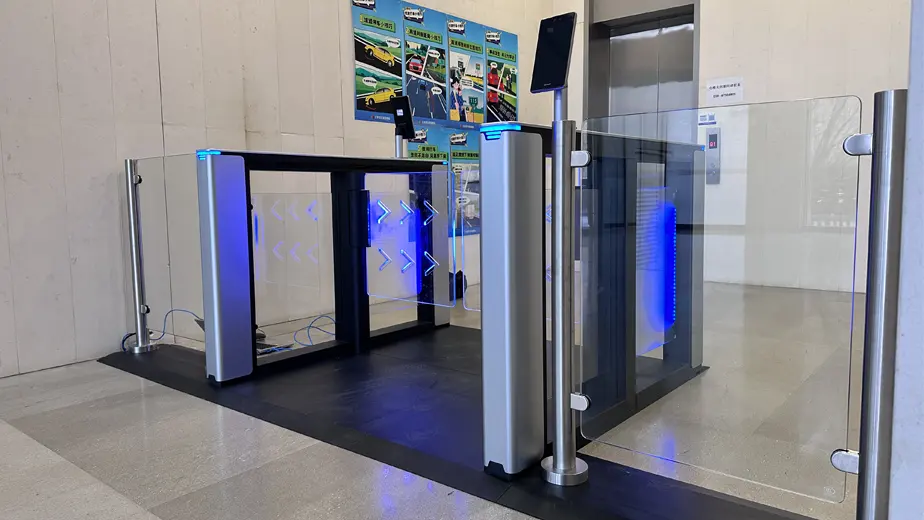 顔認識システムを備えたスピードゲート