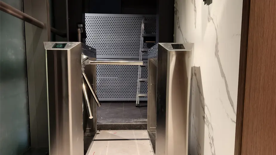 Триногий турникет для спортзала