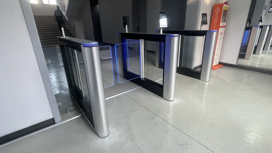 オフィスビルのスイングバリア