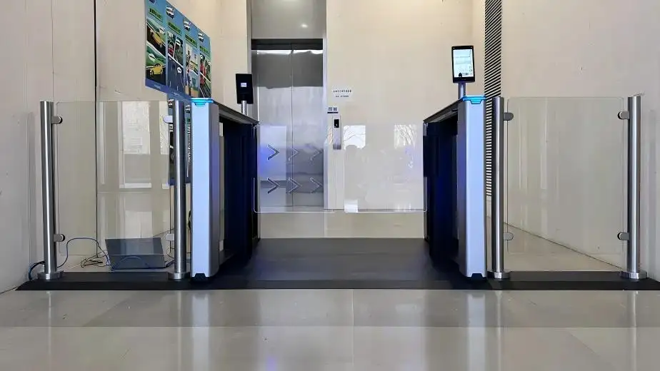 オフィスビル向けのフラップバリア入りゲートソリューション